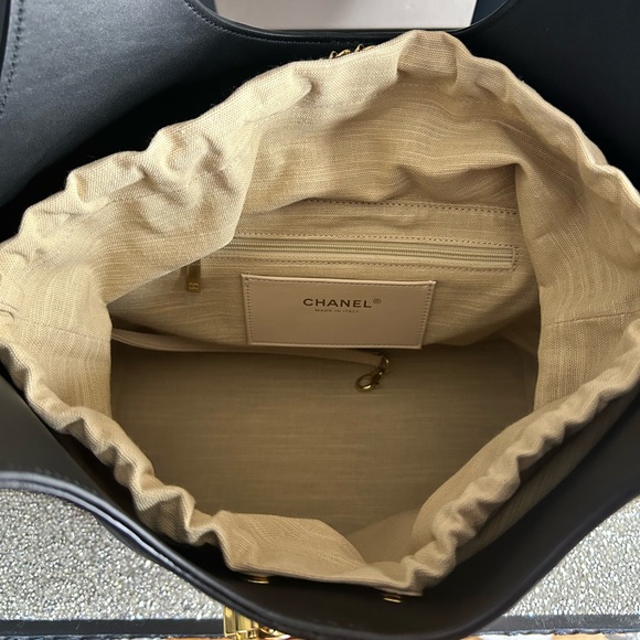 CHANEL (26P) LARGE Shopping Bag Black Calfskin & Gold-Tone Metal - Picture 14 of 17